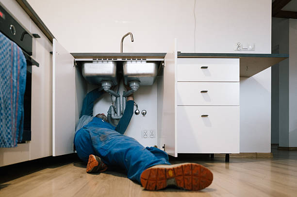 Professional Emergency Plumber technician working in Hampton, NY